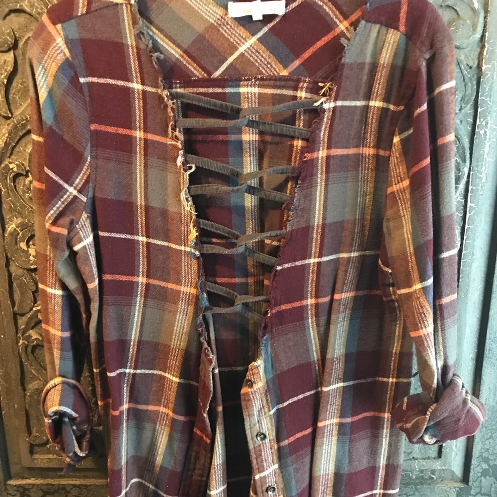 Super cute button down w/unique cutout detail. Sm.